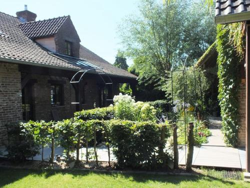 un jardín en el patio de una casa en Woning 'Chez Marley' in Maasmechelen, en Maasmechelen