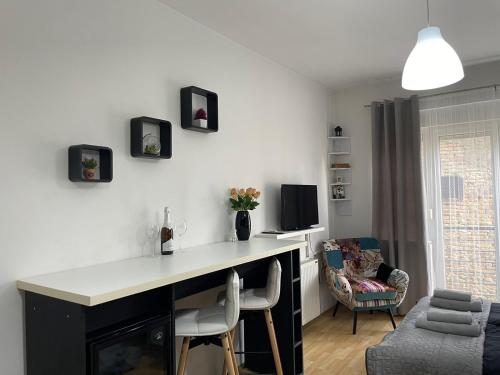 Una televisión o centro de entretenimiento en Apartments TEMA