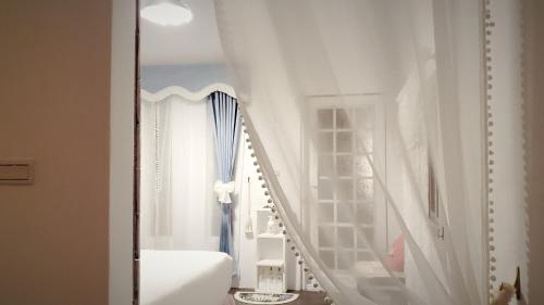 białe schody z białą poręczą w pokoju w obiekcie Whitiedoggie Villa II w mieście Checheng