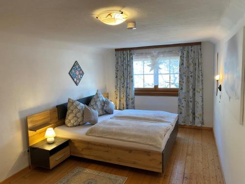 Un dormitorio con una cama grande y una ventana en Ferienhaus Bergblick, en Kaning