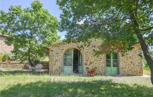 una casa de ladrillo con una puerta verde y árboles en Nice Home In Castiglion Fiorentino, en Castiglion Fiorentino