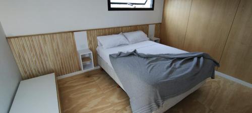 1 dormitorio pequeño con 1 cama en una habitación en BLACK BOX CABAÑAS A en Villa Santa Cruz del Lago