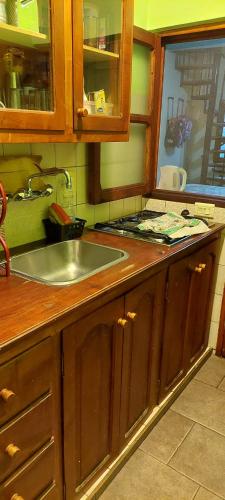 cocina con fregadero y encimera en ApartMallki en Cafayate