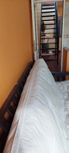 1 cama en una habitación junto a una escalera en ApartMallki en Cafayate