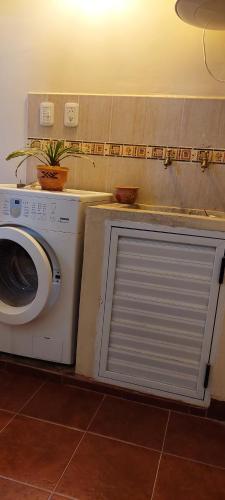 una lavadora con puerta de garaje en la cocina en ApartMallki en Cafayate