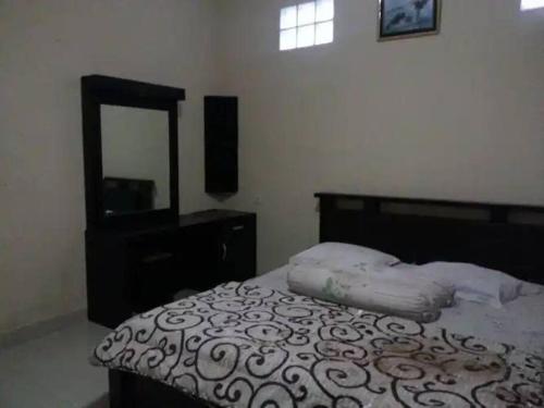 Tempat tidur dalam kamar di Villa Kota Bunga C - Puncak