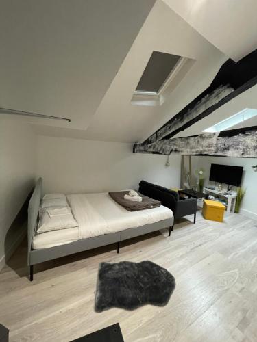 - une chambre avec un grand lit et un canapé dans l'établissement studio rénové 30m2 a 5 min de la gare, à Bordeaux