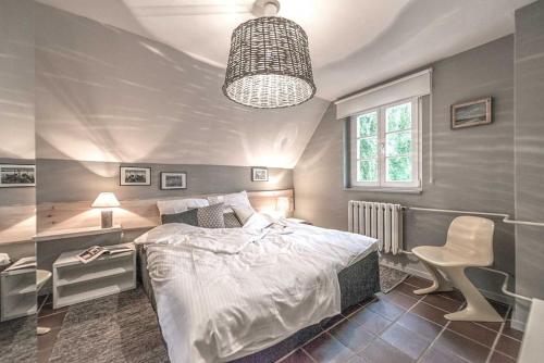a bedroom with a bed and a desk and a chair at Anker.Punkt: Einzigartiges Ferienhaus in Rieth am See in Rieth