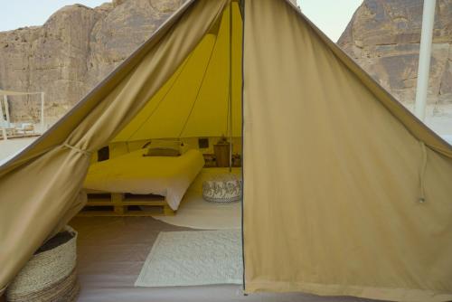 سرير أو أسرّة في غرفة في AlUla Camp By Masarat