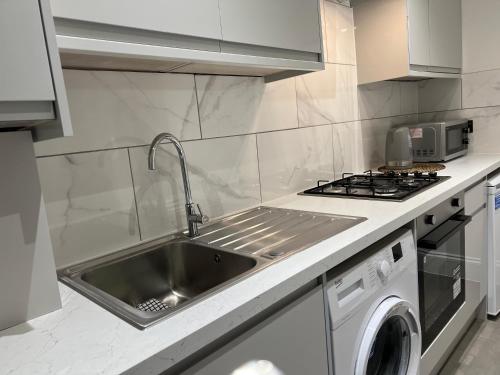 Dapur atau dapur kecil di Luxury 1 bed apartment + 1 Sofa Bed Can sleep Up To 4 People 5 Mins Barnet Station Free Parking