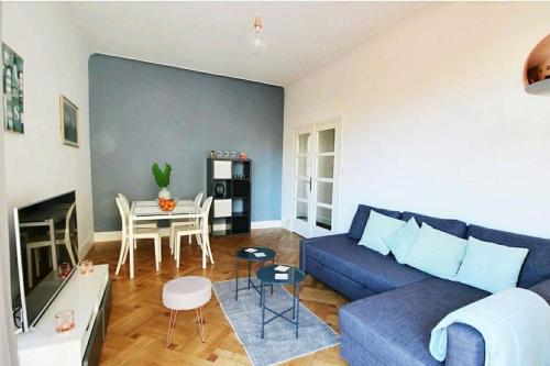 un salon avec un canapé bleu et une table dans l'établissement Central, climatisé, proche Promenade des anglais., à Nice