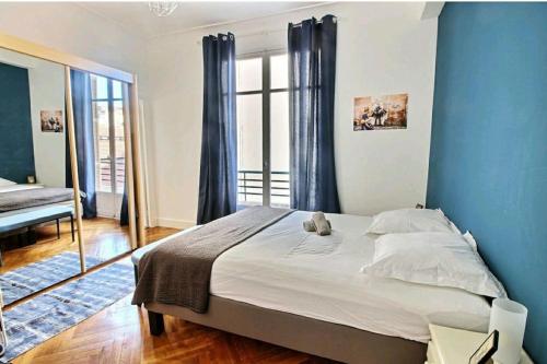 une chambre avec un lit avec un ours en peluche dessus dans l'établissement Central, climatisé, proche Promenade des anglais., à Nice