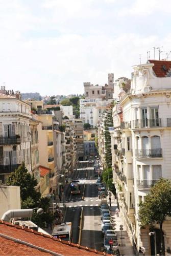 Central, climatisé, proche Promenade des anglais.