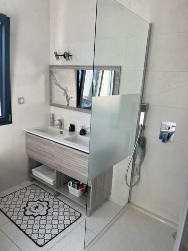 une salle de bain avec un lavabo et un miroir dans l'établissement Villa 4ch 4Sdb à 5min de Nantes, à Sainte-Luce-sur-Loire