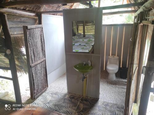 a bathroom with a sink and a toilet at Hospedaje SELVA DE AVES in Leticia