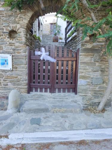 a gate to a stone building with a cross on it at Monte Kechros in Arnados
