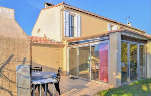 Stunning home in Caissargues with Outdoor swimming pool, 3 Bedrooms and WiFi