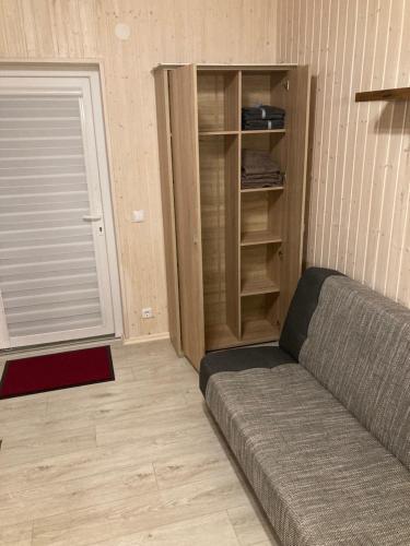 - un salon avec un canapé et un placard dans l'établissement MilAdrija, à Rokiškis