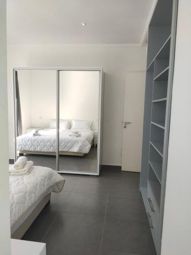 - une chambre avec un miroir et un lit dans l'établissement Villa Sara avec sa piscine et jardin, à Marrakech