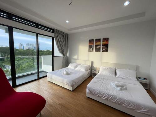 Katil atau katil-katil dalam bilik di Ktv！Pool！3 Bedroom 3.5 Bathroom 25pax 2600sf