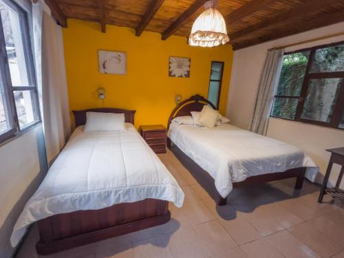 سرير أو أسرّة في غرفة في Hosteria Casa Giralda