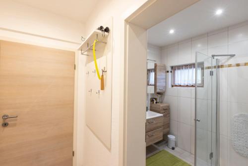 een badkamer met een douche en een glazen deur bij DieLangthalers Exklusive Oase in Seiersberg
