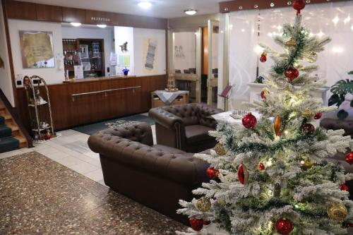 a christmas tree in a waiting area of a salon at Schwarzes Ross Hotel & Restaurant Oberwiesenthal in Kurort Oberwiesenthal