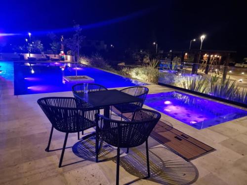 a table and chairs on a patio at night at Casa de lujo, hasta con cine privado in San Miguel de Allende