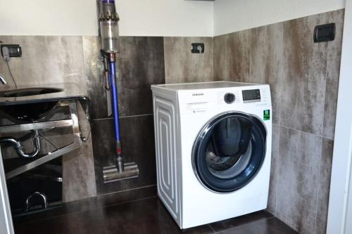 - Lavadora y secadora en una habitación pequeña en Grazioso appartamento Aosta, en Aosta