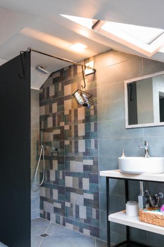 a bathroom with a sink and a shower at Cozy House Bohot Relax, Къща за гости Бохот Релакс in Khotnitsa
