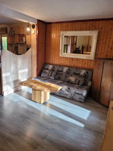 a room with a bench and a mirror on the wall at Le Nid Du Caveau in Ferrette