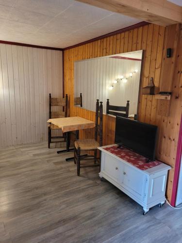 a room with two tables and chairs and a mirror at Le Nid Du Caveau in Ferrette