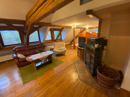 vista sul soffitto di un soggiorno con divano di Apartmány Dolní Vítkov a Chrastava