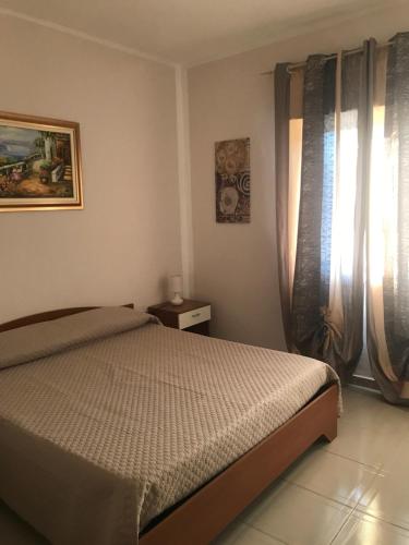 Tempat tidur dalam kamar di villa mediterranea