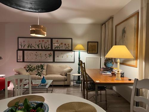 ein Wohnzimmer mit einem Tisch und einem Sofa in der Unterkunft Giorgio in Antwerpen