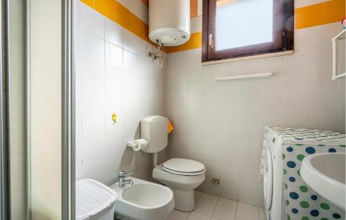 Baño pequeño con aseo y lavamanos en Lovely Apartment In Rosolina Mare With Kitchen, en Rosolina Mare