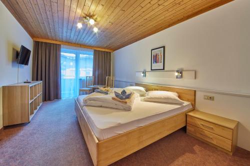 薩爾巴赫－欣特爾格勒姆的住宿－蓋斯哈格酒店，一间卧室,卧室内配有一张大床