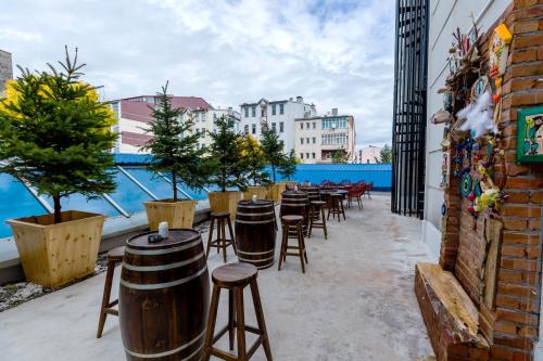 una fila de taburetes y mesas en un balcón en GRAND ANİ HOTEL, en Kars