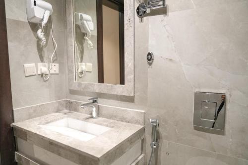 a bathroom with a sink and a mirror at جولدن نايت in Jeddah