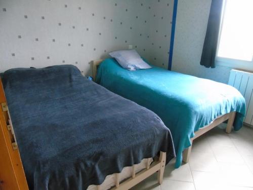 1 dormitorio con 2 camas individuales y ventana en les Eglantines en Casteljaloux
