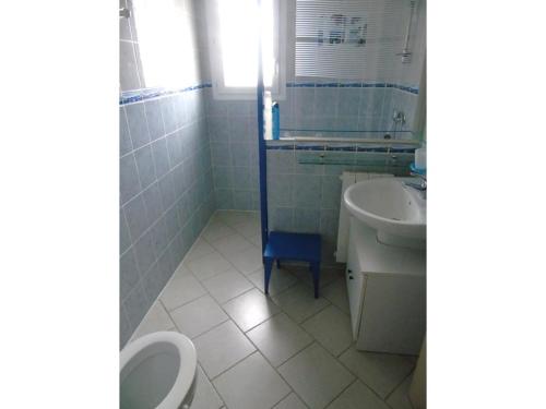 een badkamer met een toilet, een wastafel en een urinoir bij les Eglantines in Casteljaloux