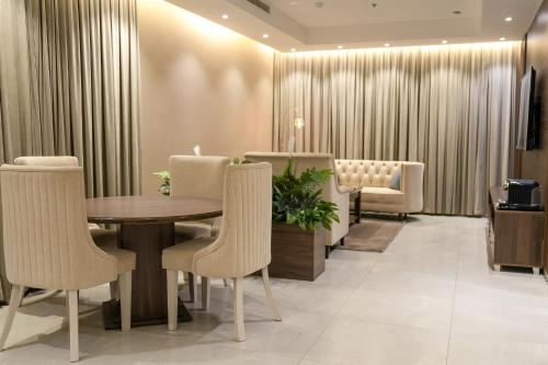 a dining room with a table and chairs at فندق الليلة الذهبية in Jeddah