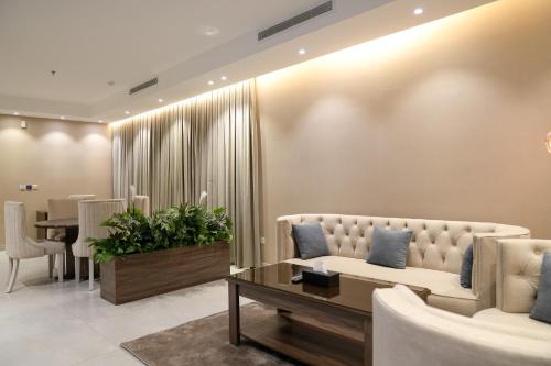 a living room with a couch and a table at فندق الليلة الذهبية in Jeddah