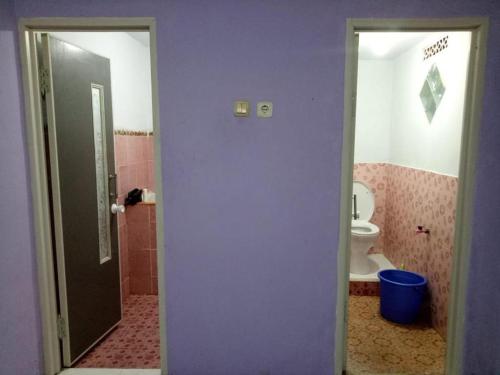 Vonios kambarys apgyvendinimo įstaigoje Villa Roemah JPS New