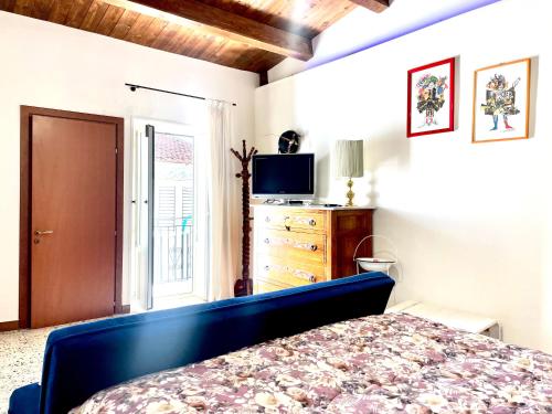 a bedroom with a bed and a tv on a dresser at Casa Palazzo Civitanova in Civitanova del Sannio
