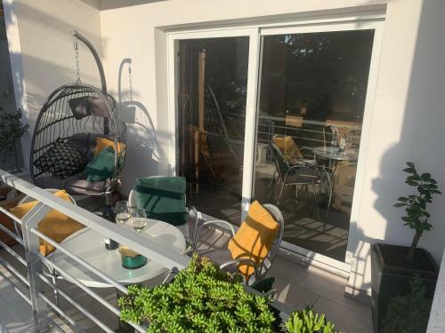 een balkon met een tafel en stoelen op een patio bij Apartment Dora in Makarska