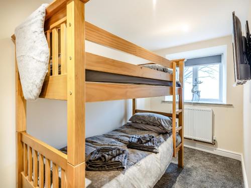 a bunk bed room with two bunk beds at Headlands Farm in Flash