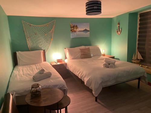 Tempat tidur dalam kamar di ISLAND LODGE on the Hoe, Barbican, Free Limited Parking, Dogs friendly , Perfect for Ferry terminal