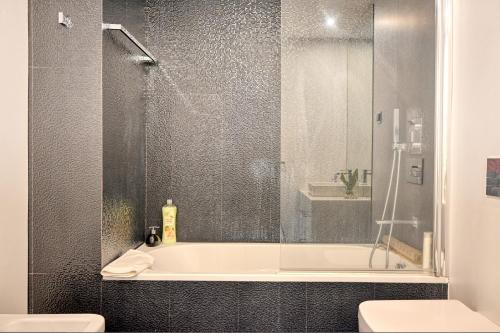 フンシャルにあるSeculo XXI-U, a Home in Madeiraのバスルーム(シャワー、バスタブ、トイレ付)