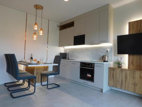 Kuchyň nebo kuchyňský kout v ubytování Apartament Zielone Wzgórze 2